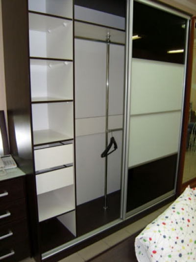 Шкаф-купе двери комбинированные – цветное стекло.