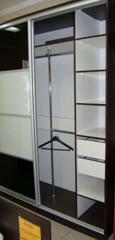 Шкаф-купе двери комбинированные – цветное стекло.