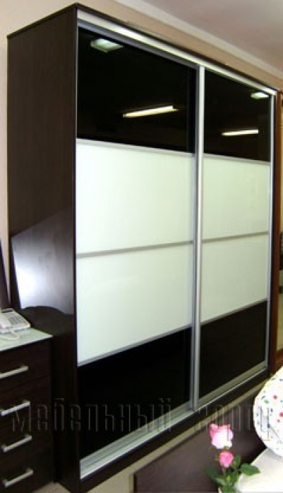 Шкаф-купе двери комбинированные – цветное стекло.